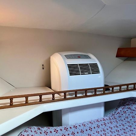Cozy Private Two Rooms Yacht In Barcelona With Free Parking ซานต์อาเตรียเดเบซอซ ภายนอก รูปภาพ